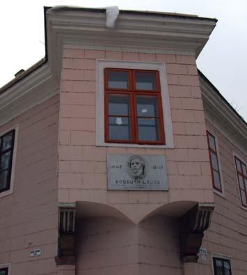 szállt, ugyanabba, hol a semmirekelõ Jellasich is idõzött. Az utcán két sorjában villás nép állott - olvashatjuk Alexy naplójában. (Vörös 291. p.