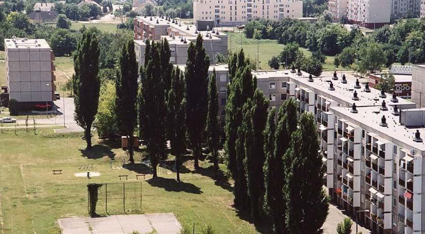 építkezés: a Móra Ferenc lakótelep 1976-os befejezésekor 19 házban 1035 lakást, egy áruházat és egy iskolát eredményezett. Ezt követte 1972-tõl a Flesch Károly és a Kormos István lakótelep.