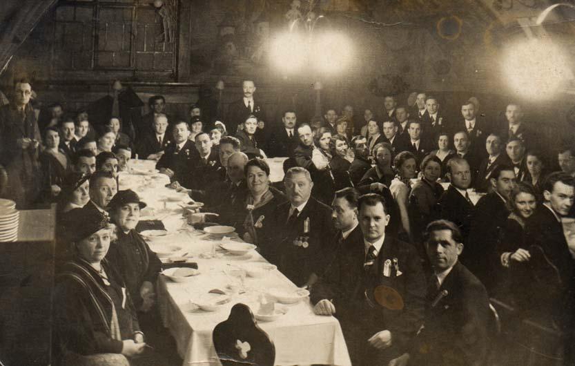 1926-ban megalakult a Mosoni Ének- és Zeneegylet, közkeletû néven a MÉZE elnökévé dr. Kühne Lóránt gyárost, nemzetgyûlési képviselõt kérték fel, alelnöke dr. Bencsik S. Kornél mosoni plébános lett.