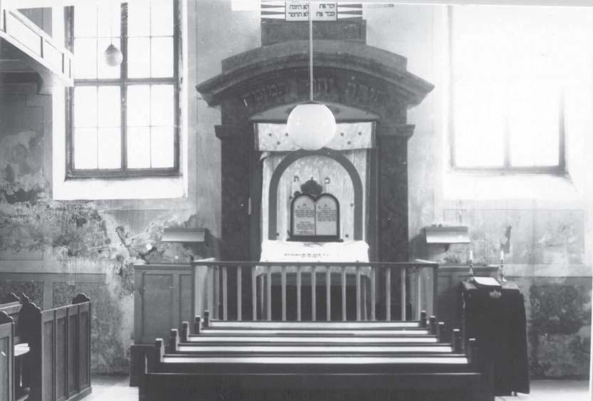 Izraeliták Mosonban A mosoni izraelita hitközség fõrabbija, Lovinger Joel (Löwinger Gyula) 1920-ban nyugdíjba vonult.