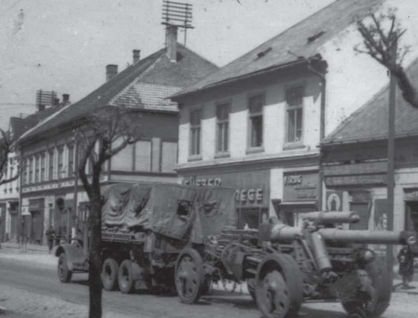 Az I. Magyar Hadsereg a doborgazi átkeléshez átvonul Mosonon (1938. nov. 5.) nos bért kaptak.