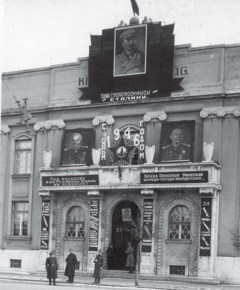 A szovjet várospararancsnokság ünnepi díszben a bíróság épületében (1946.
