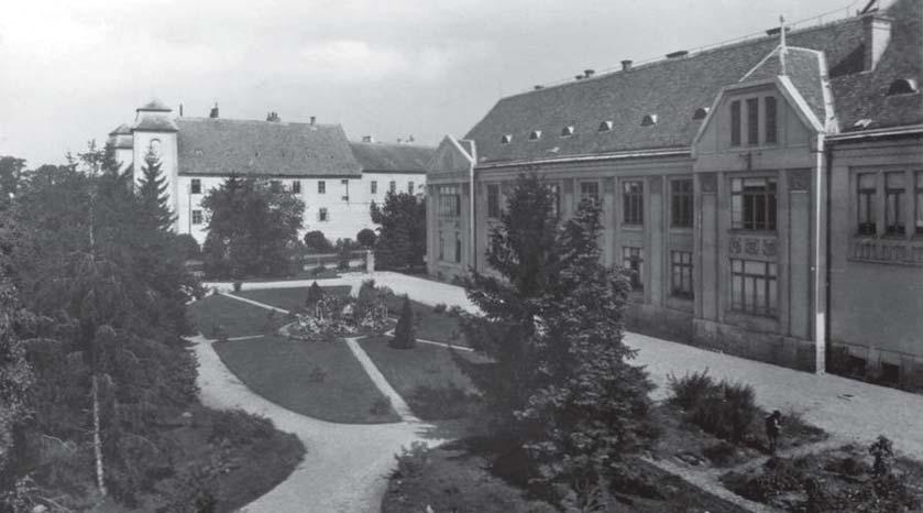 (Világhy Károly 1883-ban született Veszprémvarsányban. 1909-1912 között tanult a Magyaróvári Gazdasági Akadémián. 1922-tõl irányította az üzemtani tanszéket.