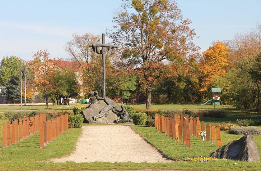 Az 1956-os sortûz áldozatainak emlékmûve a Gyász téren földi maradványaikat, s 1991-ben helyezték végsõ nyughelyre: Gulyás Lajost 1991.