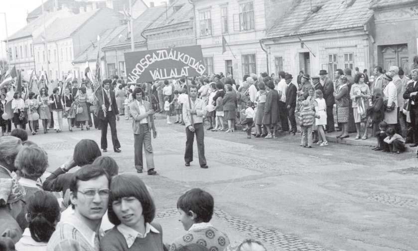 nácsának 1957. február 7-ei ülésén fölvett jegyzõkönyv: Összegezve és egy mondatban kifejezve nálunk a munkás mellõzött szervnek látszik. Éppen ezért felmerül a kérdés, legyen, vagy ne legyen.