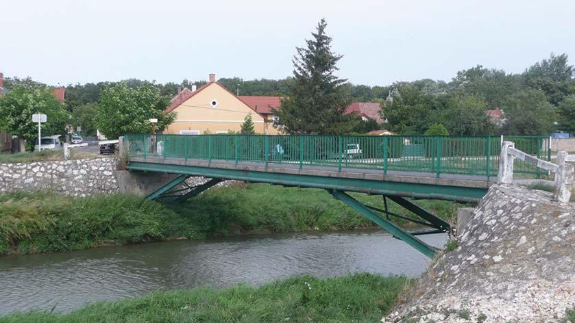 buszközlekedés, hiszen Mosonmagyaróvár elõbb járási székhely, utóbb a kisrégió központja, s 2013-tól ismét járási központ volt.