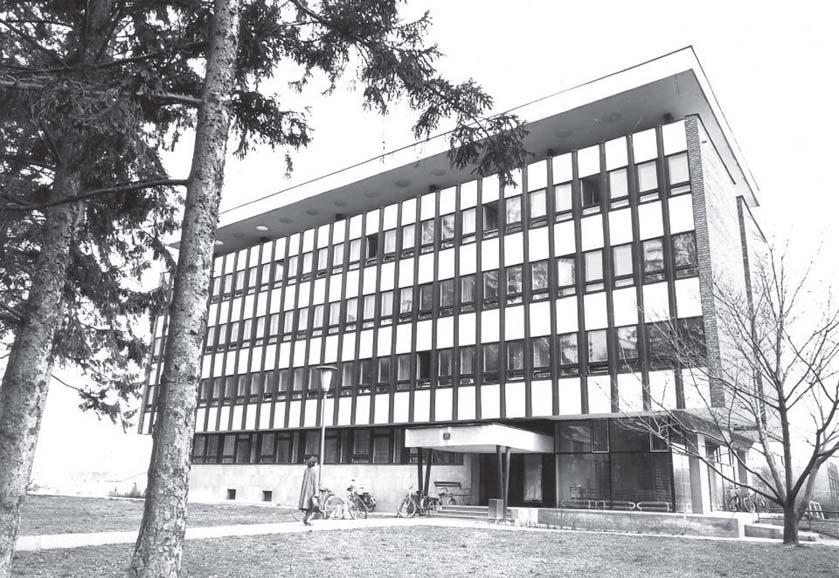 helyhiány enyhítésére 1988-ban egy hat tantermes új szárnnyal bõvítették a gimnázium épületét. 1989-ben a gimnázium alapításának 250.