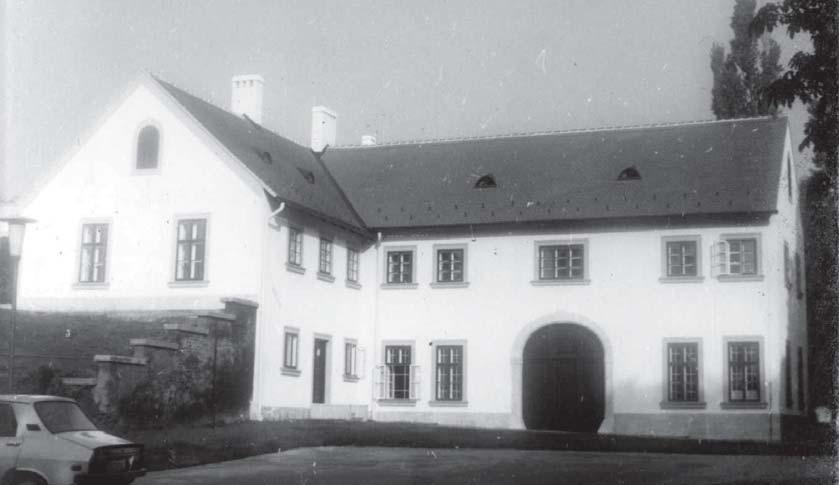 A várkapitány épület tanulmányait, s Debrecenben fejezte be. 1874-ben Magyaróvárra helyezték, ahol növénytant és növénytermesztést tanított.
