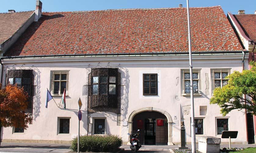 A vár és a középkori város templomai A várban épített Szent Katalin (más források szerint a Boldogságos Szûz Máriának szentelt) várkápolnáról az elsõ írásos forrás 1415-ben tett említést.
