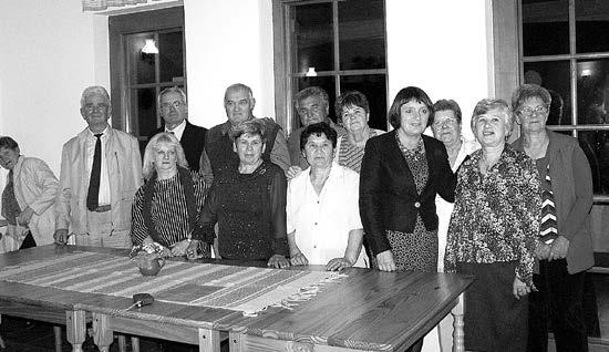 oldal 2013.12.15 21:58 Page 13 CIVIL ÉLET Ötven év után újra együtt Mi, az etyeki általános iskola 1963-ban végzett diákjai október 18-án ötven év után elôször találkoztunk.