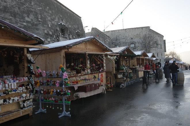 158 III. RÉSZ VITÁK, MEGOLDÁSOK, ÉRTÉKELÉSEK 10.30 ÁBRA: AZ ERŐSZAKKAL BEZÁRATOTT BÓDÉK ÚJRA MŰKÖDNEK A CITADELLÁN, 2016 Forrás: http://www.borsonline.