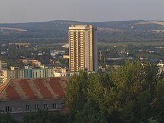 10. A PRIVATIZÁLT VAGYON VISSZAÁLLAMOSÍTÁSA 165 10.32 ÁBRA: A VISSZAVÁSÁROLT PÉCSI MAGASHÁZ LEBONTÁSA ELŐTT Forrás: Wikipedia.