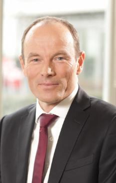 gazdasági igazgató Kocsis Péter (49) Stratégia, kontrolling, kockázat (CSO/CRO) Közgazdász (BCE, Georgetown University), MRICS 21 év ingatlan szakmai múlt,