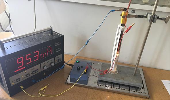 Elektrolit elektromos ellenállásának vizsgálata 1,5-6 V váltakozó feszültségű áramforrás; váltóáramú feszültség és árammérő műszerek, vezetékek, két, egymástól 1 cm
