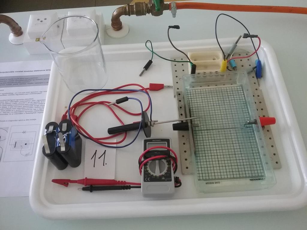 11. Ekvipotenciális vonalak kimérése elektromos térben Feszültségforrás (kb. 10 V egyenfeszültség pl.