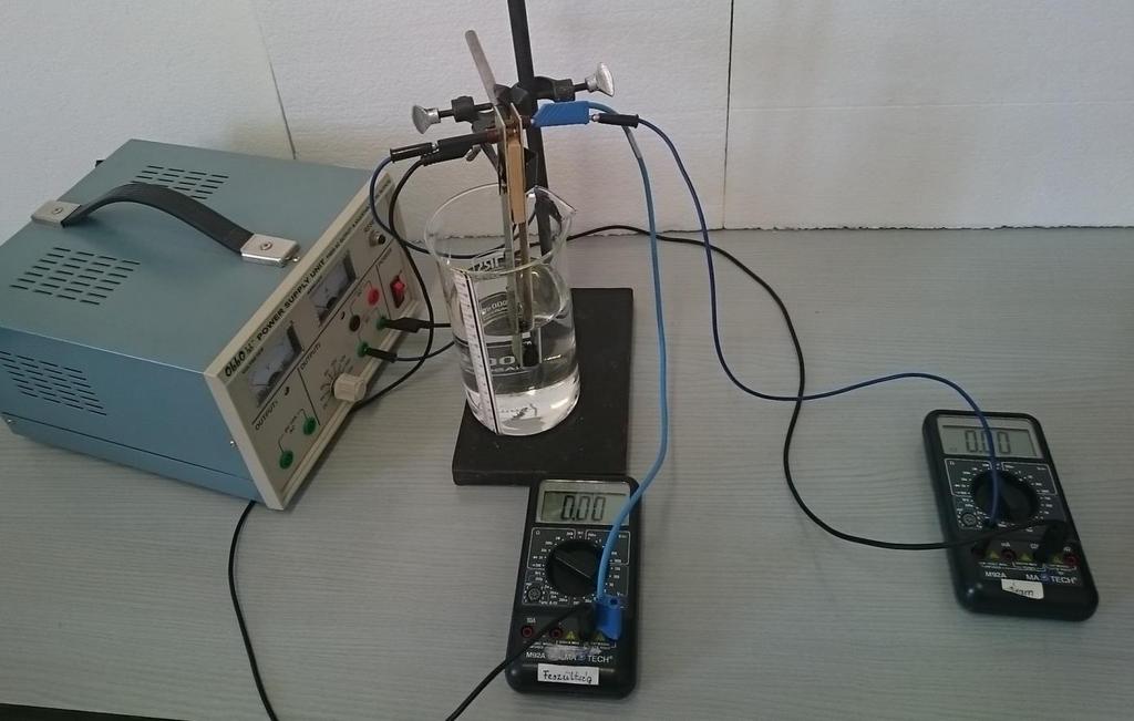 12. Elektrolit elektromos ellenállásának vizsgálata Eszközlista: váltakozó feszültségű áramforrás; váltóáramú feszültség- és áramerősség-mérő műszerek; vezetékek; két, egymástól 1 cm távolságban