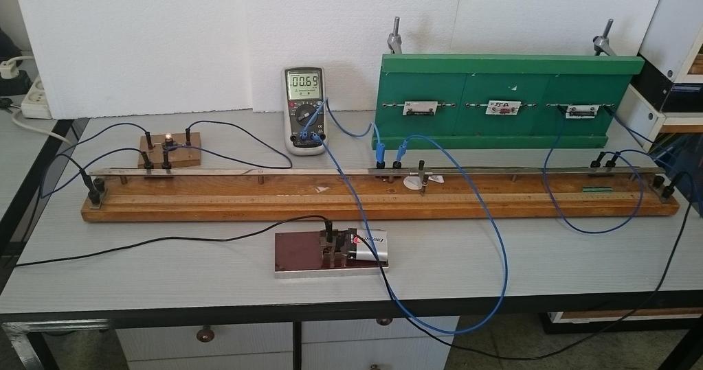 14. Zseblámpaizzó ellenállásának mérése Wheatstone-híddal Eszközlista: zseblámpaizzó foglalatban; 3 db különböző, ismert értékű ellenállás; 1 m hosszú