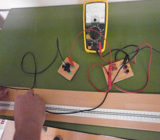 ellenálláshuzal, két végén kialakított elektromos csatlakozóval,