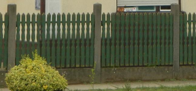 KERÍTÉSEK, TÉRFALAK A kerítés kapcsolatot teremt a közterülettel, ugyanakkor el is