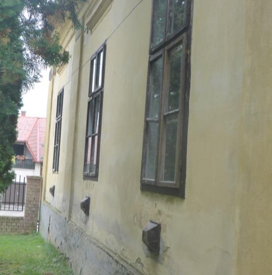 A jellegzetes formájú oromzati padlásablak használata a mai épületeknek is esztétikus megjelenést biztosít.