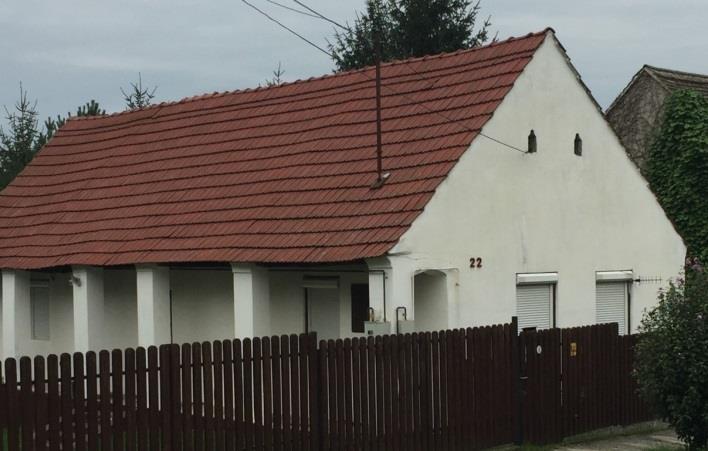 Több helyütt fellelhető a népi építészetre jellemző díszített oromzat, melyek megőrzését, helyreállítását is prioritásként kell kezelni a település arculatának érdekében.