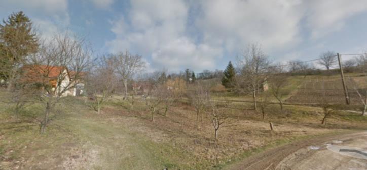 szolgáló épület vagy pince helyezhető el.