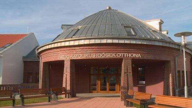 A domborzati viszonyoknak köszönhetően a külterületi szőlőskertek a belterületet ölelő dombokon húzódnak.