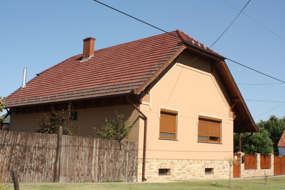 Ha ezt a telek szélessége nem engedi meg, akkor a tömegalakítással érdemes úgy