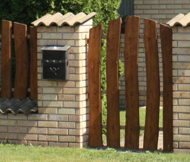 régi kút, vagy egy gyönyörű virággal borított