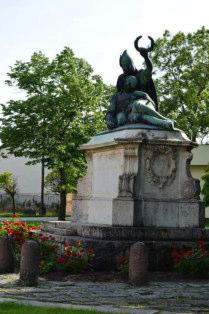 A város legértékesebb szobra 1775-ben készült Nepomuki Szent