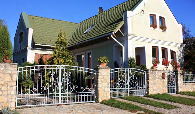 A kerti építmények a főépülettel azonos építőanyagokból, vagy azzal harmonizálva készüljenek.