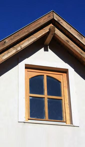 A hagyományos nyíláskialakításlókúton is jól megfigyelhető: két szárnyú, jellegzetesen két vagy három osztatú ablakok, utcai homlokzaton szimmetrikus