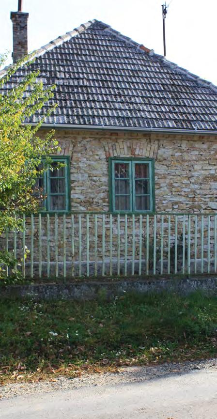 Anyaghasználat szempontjából a természetes anyagok - a kő, tégla, vakolt felületek, faburkolat - részesítendők előnyben.