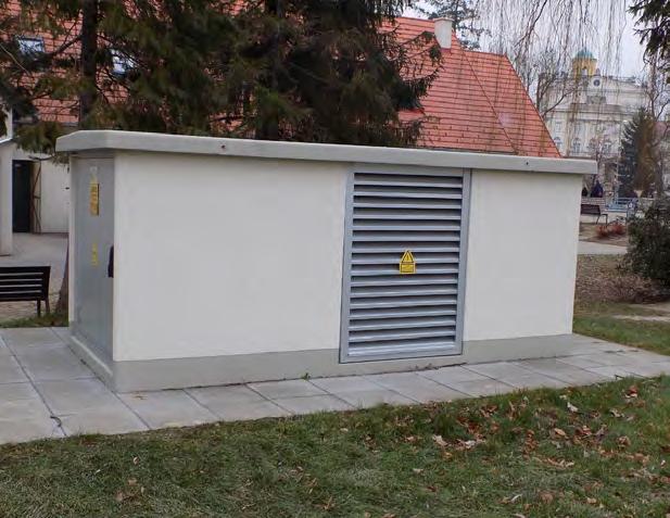 növényzettel körülvetten, hagyományos anyaghasználattal készült.