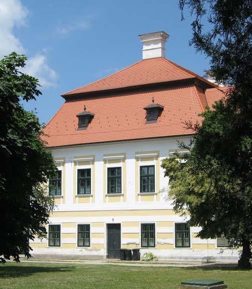 század végére vagy a XVIII. század elejére teszik, erre barokk stílusa utal. A XVIII. században már kegyúri kastély volt. A mai, végleges alakját a XIX.