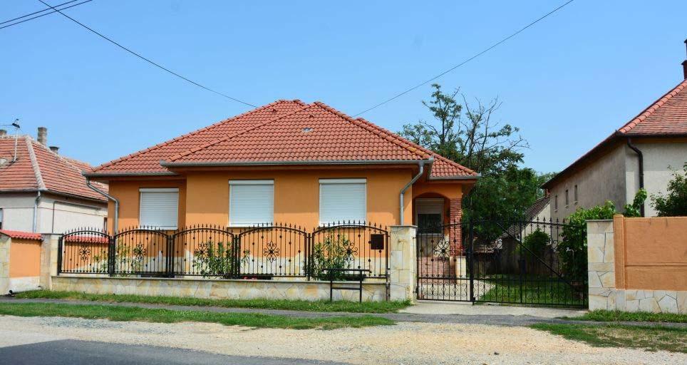 Az eredeti telepítés az utcára merőleges volt, ami az újabban épült épületek esetében néha már megváltozott.