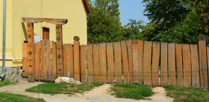 utcafronton. Jellemző példák: Javasolt a fa anyagú léckerítés.