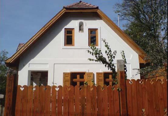 34 Mai példák MAI PÉLDÁK Régi, népi építészeti karaktert hordozó épületek felújítása, átalakítása. Rábapatyon sok hagyományos parasztházat találunk, amelyek a XX. század első felében épültek.