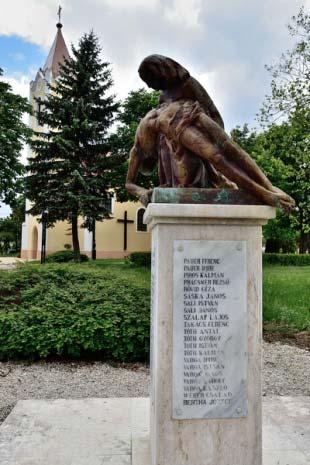 Településképi szempontból is meghatározóak a község templomai.