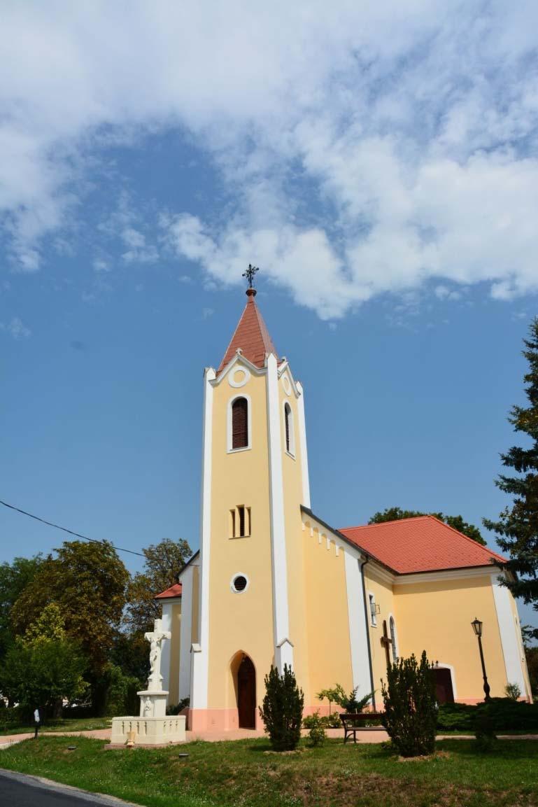 1754 előtt Farkas Gábor nevű hívő délről egy kápolnát épített a templom mellé kriptával. A kápolnát csak egy átjáró ajtó köti össze a templommal.