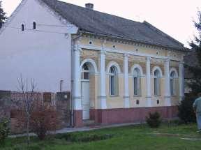 A padlóvonal 6-90 cm-rel emelkedett, a belmagasság megnőtt és a tető az utcafronton egy