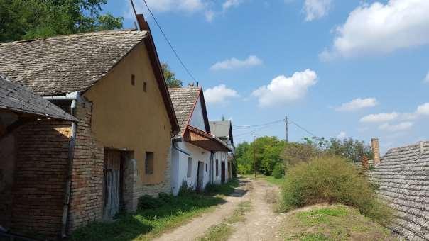 Előkert nélküli utca az