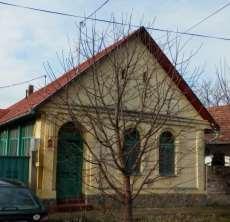 A fák lombkoronája idős korukban sem lóghat be az úttest űrszelvényébe és nem érheti el illetve közelítheti meg a házak