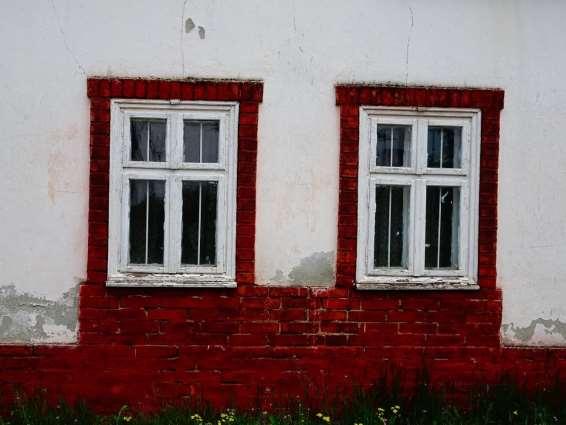 A régebbi típusú ablakok körül is gyakran alkalmaztak homlokzati díszítést, kiemelve a homlokzat