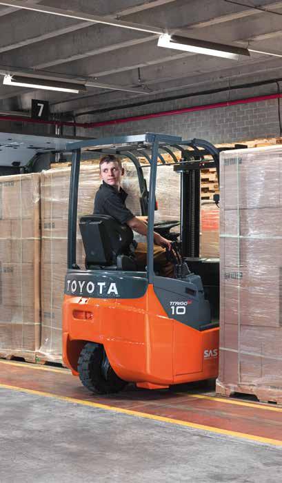 24 VOLTOS, 3 KEREKŰ TARGONCA 5 TOYOTA TRAIGO 24 A Toyota Traigo 24 sorozat kifejezetten kompakt méretű targoncáit különösen az 1,0 tonnás típust úgy tervezték, hogy a legszűkebb helyeken is könnyen