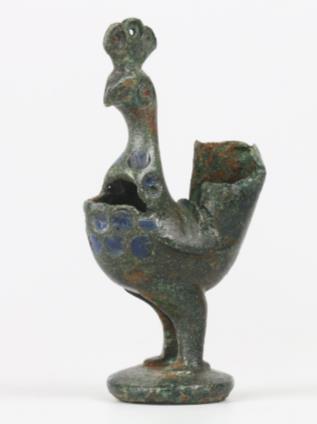 6. Bronzmécses Lelőhely: Budapest III, Aquincum polgárváros, I. épület Ltsz: 98.42.447 Mag.: 7,2 cm; Szél.: 3,5 cm Kerek talapzaton álló, ép páva alakú, email berakású bronzmécses.