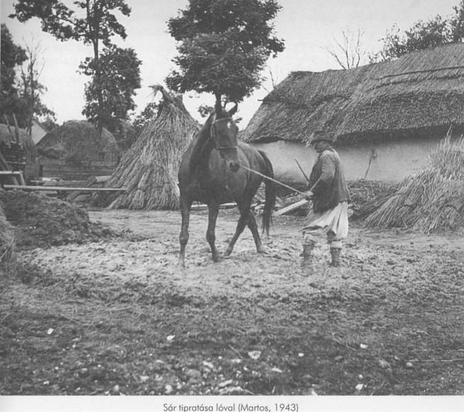 II. Föld alapanyagú falak Vályog: Agyagos föld, szecska (szalmatöredék), törek (pelyva) és olykor állati ürülék keveréke.