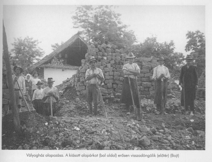 II. Föld alapanyagú falak AlapozásGyakran semmilyen alapozás, csak a felső 20 cm-t szedik le, a felületet ledöngölik 50-60 cm széles és mély árokba