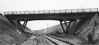 1940-ben a budapesti József Nádor Műszaki és Gazdaságtudományi Egyetem Mérnöki és Építészmérnöki Karának Mérnöki osztályán szerzett mérnöki oklevelet.
