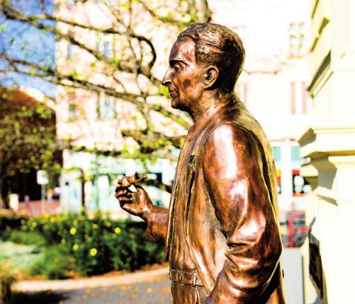 9. SZENT-GYÖRGYI ALBERT EMLÉKSZOBA 10.